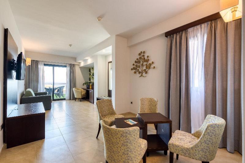 โรคา เนกรา โฮเต็ล แอนด์ สปา Hotel อากาเอเต ห้อง รูปภาพ
